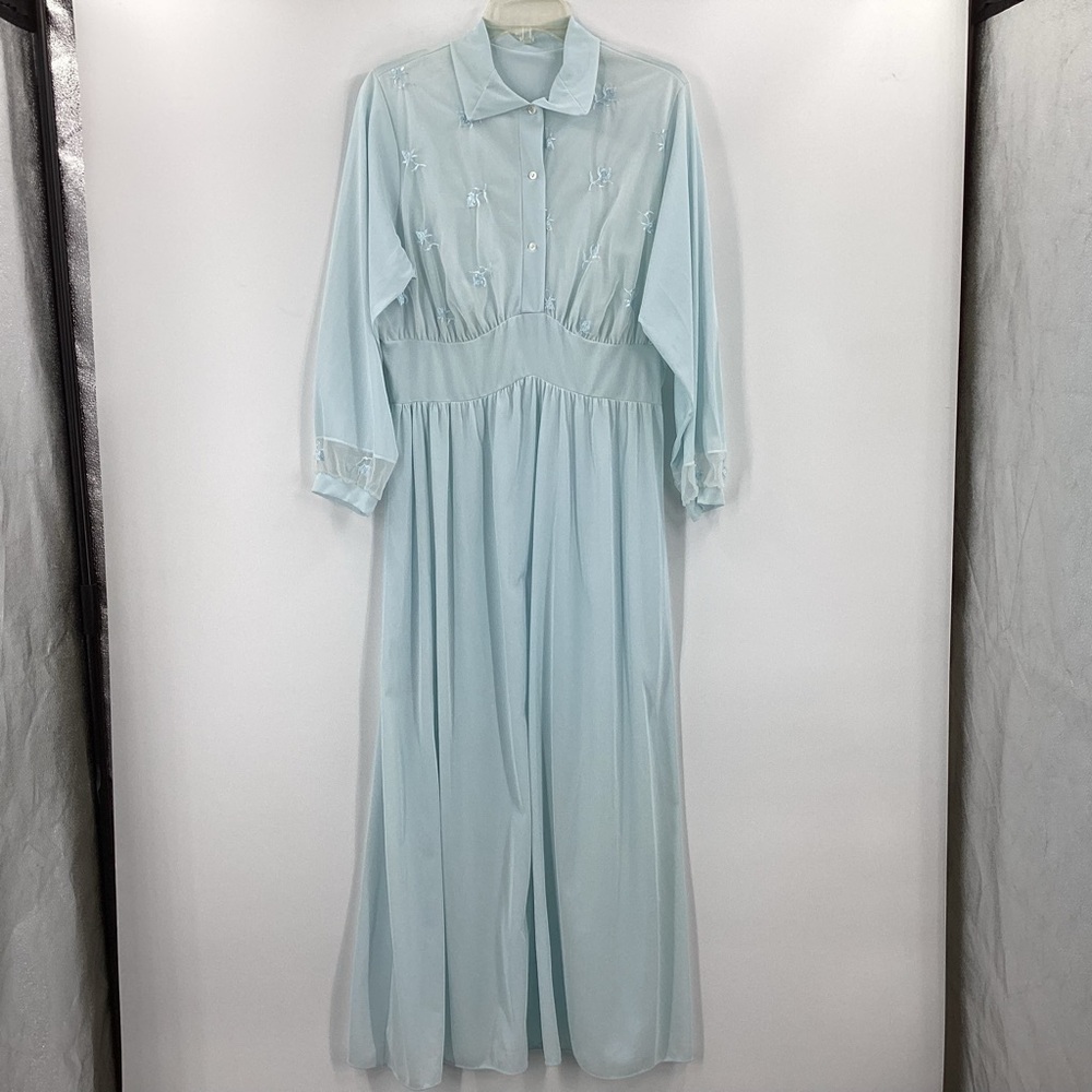 *** Vintage No Label Nylon Light Blue Long Sleeve Gown *** Larger Size